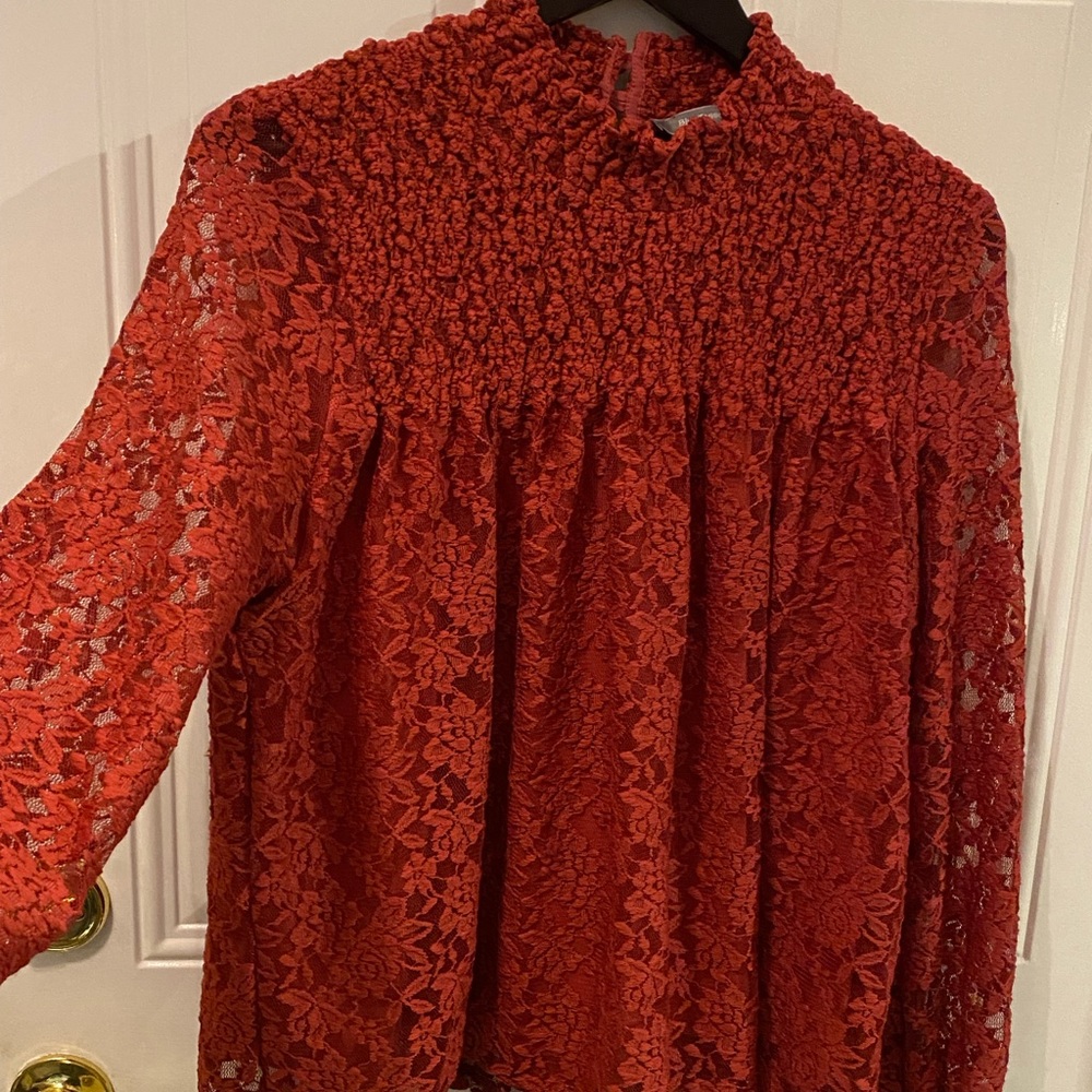 3/4 length sleeve w/ shirred chest, collar. Lined bodice. Length: at hip